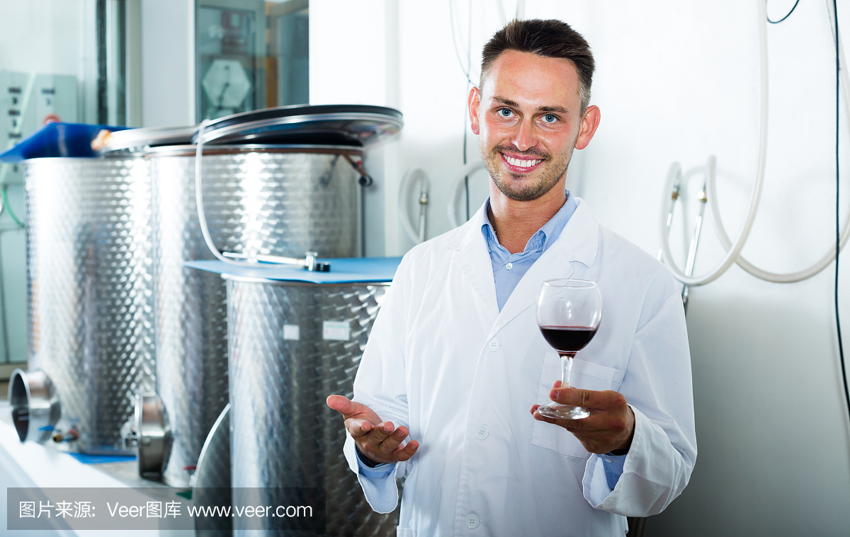 快樂(lè)的釀酒廠工人拿著酒杯